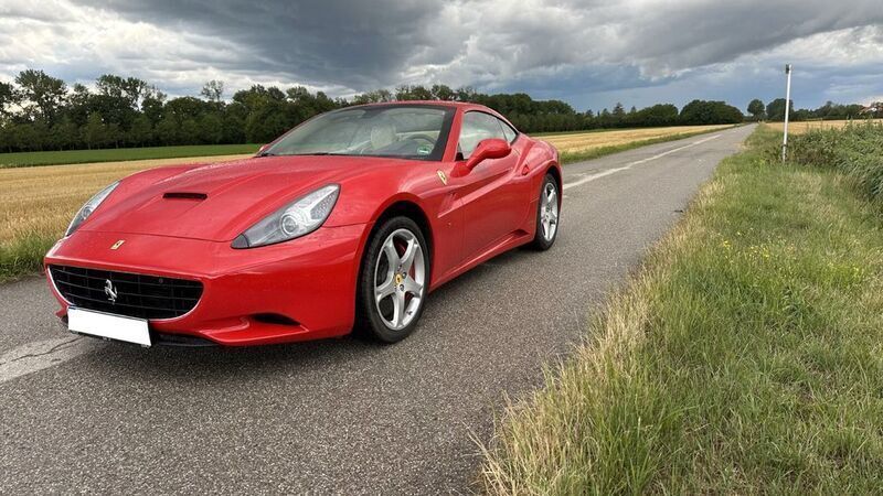 Rot Gebraucht 2012 Ferrari California Cabrio | 129.000 € (Teuer) - Bild 1/4