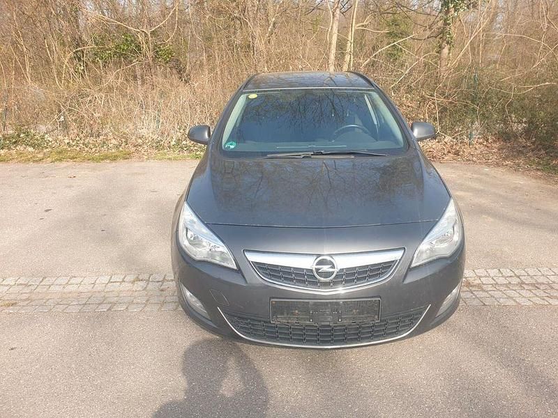 Gebraucht Opel Astra Edition 125 PS (91 kW) 2011 Grau Kombi