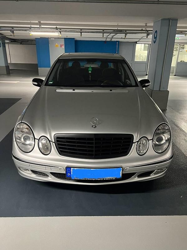 Silber Gebraucht 2003 Mercedes E200 Limousine | 5.555 € - Bild 1/4