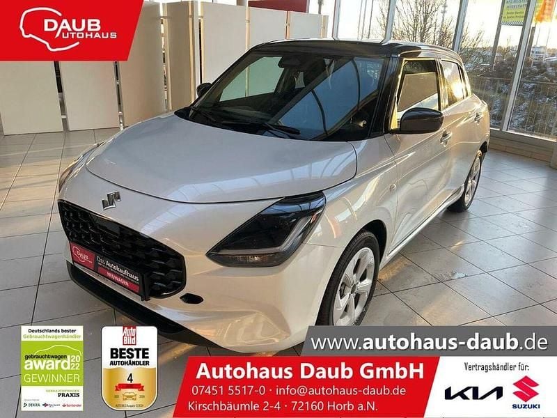 Pure white pearl metallic Neu 2025 Suzuki Swift Comfort Kleinwagen | 18.290 € - Bild 1/4
