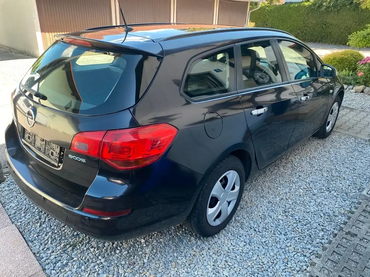 Gebraucht Opel Astra 101 PS (74 kW) 2011 Schwarz Kombi
