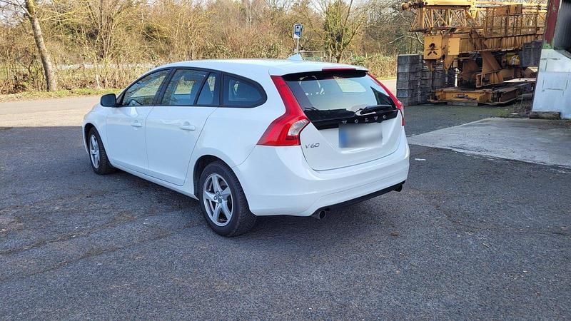 Gebraucht Volvo V60 152 PS (111 kW) 2017 Weiß Kombi