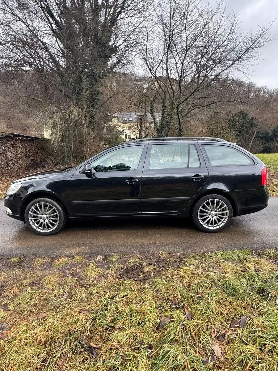 Gebraucht Skoda Octavia Ambition 105 PS (77 kW) 2012 Schwarz Kombi