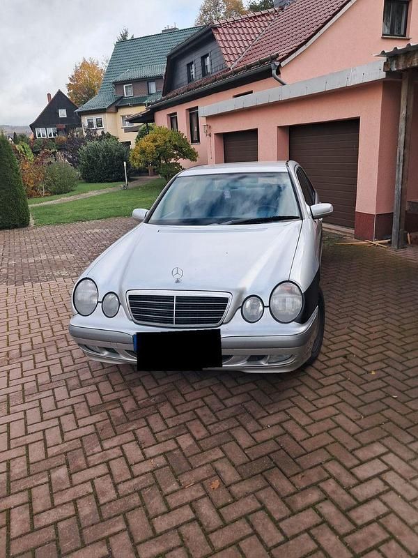 Gebraucht Mercedes E240 Classic 170 PS (125 kW) 2000 Silber Limousine