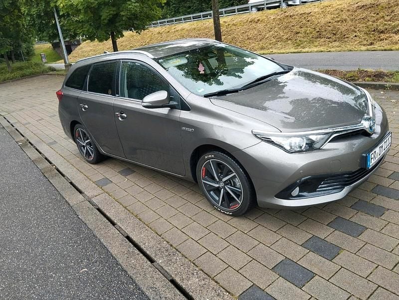 Grau Gebraucht 2017 Toyota Auris Hybrid Kombi | 15.500 € (Fairer Preis) - Bild 1/4