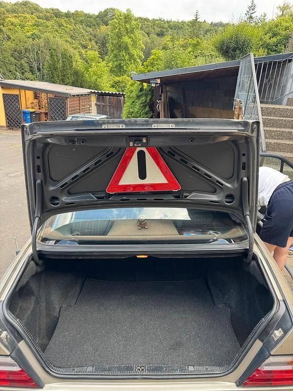 Gebraucht Mercedes E230 132 PS (97 kW) 1988 Limousine