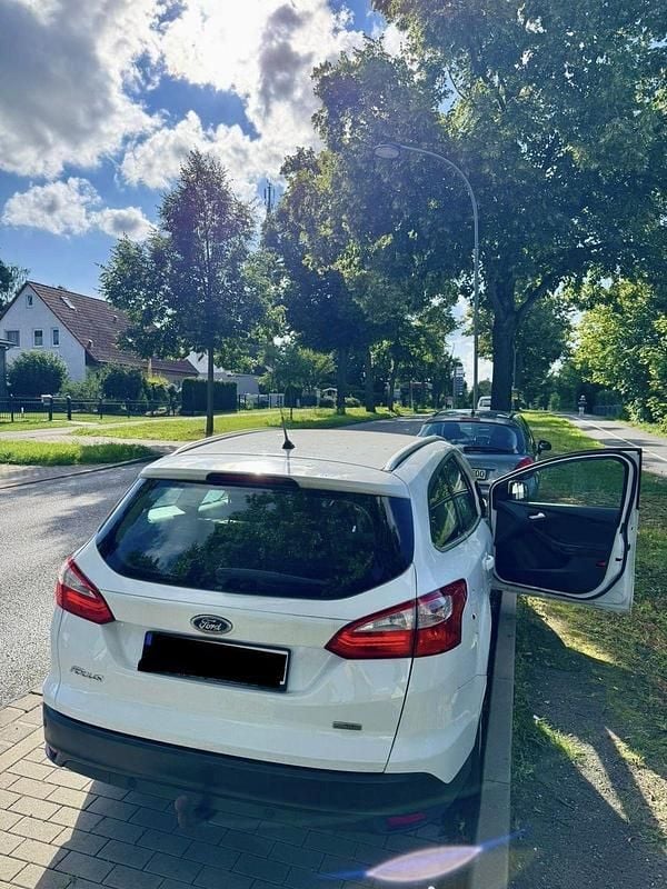 Gebraucht Ford Focus Champions Edition 125 PS (91 kW) 2012 Weiß Kombi