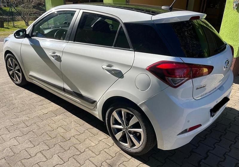 Gebraucht Hyundai i20 Trend 90 PS (66 kW) 2015 Weiß Kleinwagen