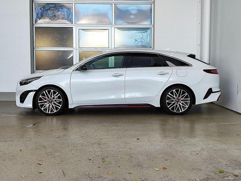 Gebraucht Kia ProCeed Comfort 204 PS (150 kW) 2021 (hw2) deluxeweiss met. Kleinwagen