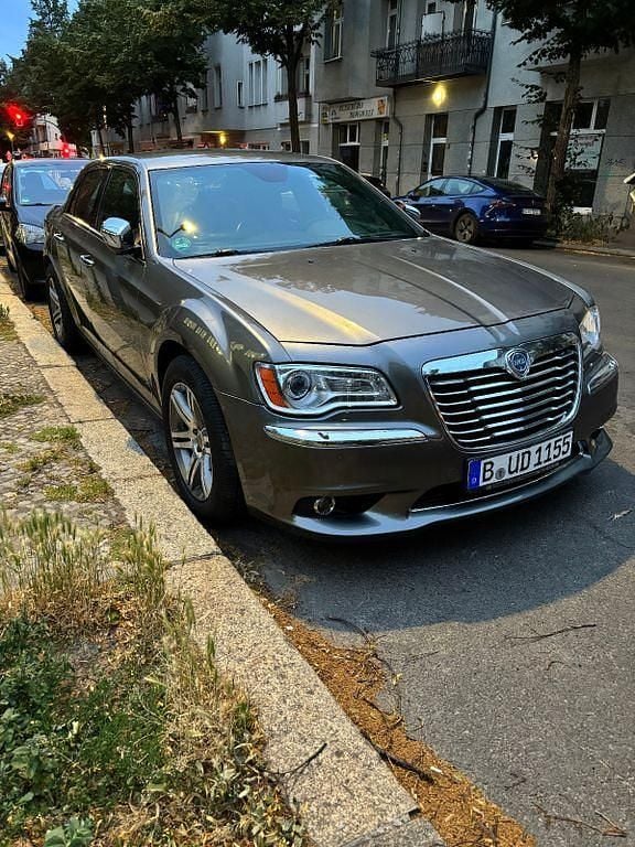 Grau Gebraucht 2011 Lancia Thema Platinum Limousine | 10.999 € (Fairer Preis) - Bild 1/4