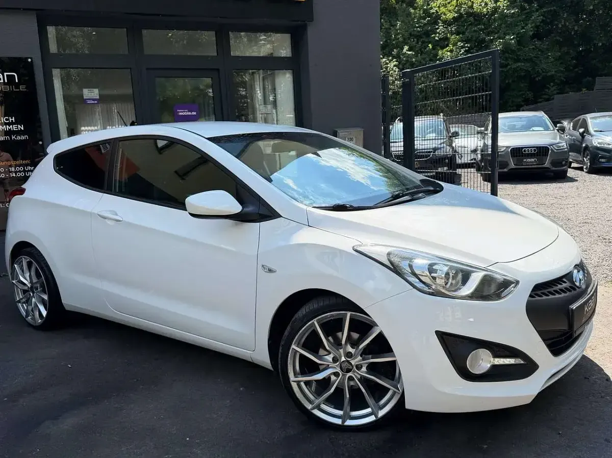 Gebraucht Hyundai i30 Classic 99 PS (72 kW) 2015 Polar white / sol Coupé