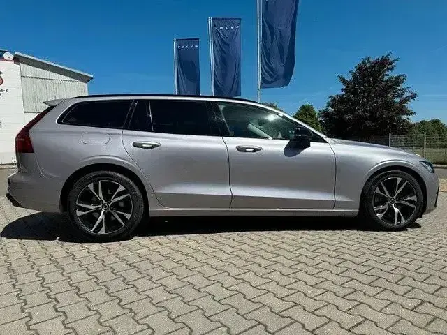 Gebraucht Volvo V60 Plus 197 PS (144 kW) 2025 Silber Kombi