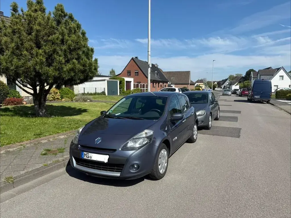 Używany Renault Clio II Dynamique 101 KM (74 kW) 2011 Srebrny Sedan/Limuzyna