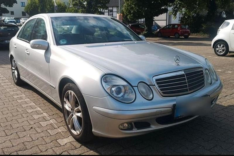 Silber Gebraucht 2005 Mercedes E200 Classic Limousine | 5.250 € (Fairer Preis) - Bild 1/4