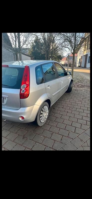 Gebraucht Ford Fiesta 80 PS (58 kW) 2008 Silber Kleinwagen