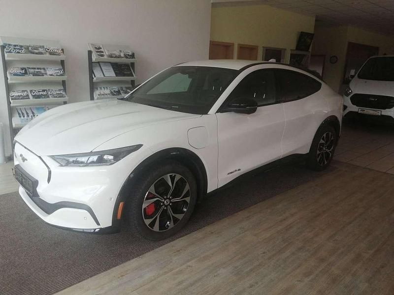 Starweiß metallic Gebraucht 2024 Ford Mustang Mach-E Premium SUV | 33.499 € - Bild 1/4