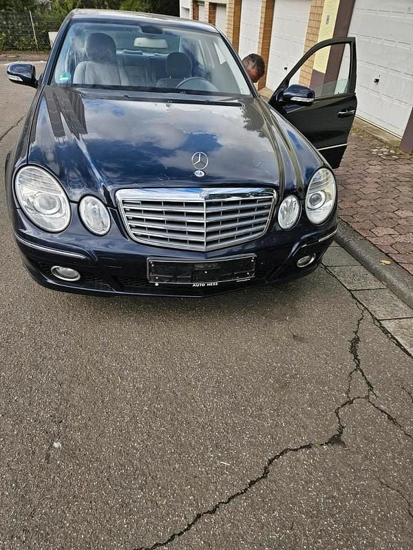 Blau Gebraucht 2007 Mercedes E220 Limousine | 3.800 € - Bild 1/4