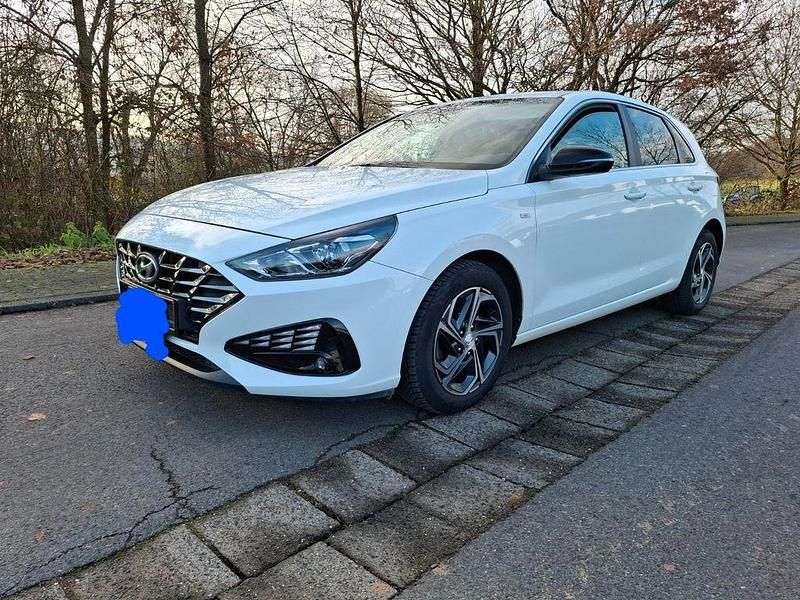 Weiß Gebraucht 2022 Hyundai i30 Prime Limousine | 12.999 € (Fairer Preis) - Bild 1/4