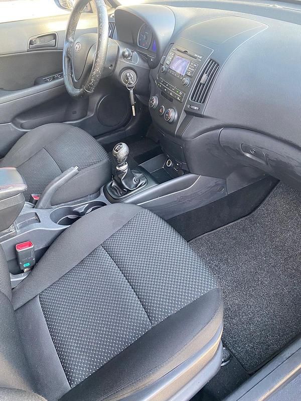 Gebraucht Hyundai i30 90 PS (66 kW) 2011 Schwarz Limousine