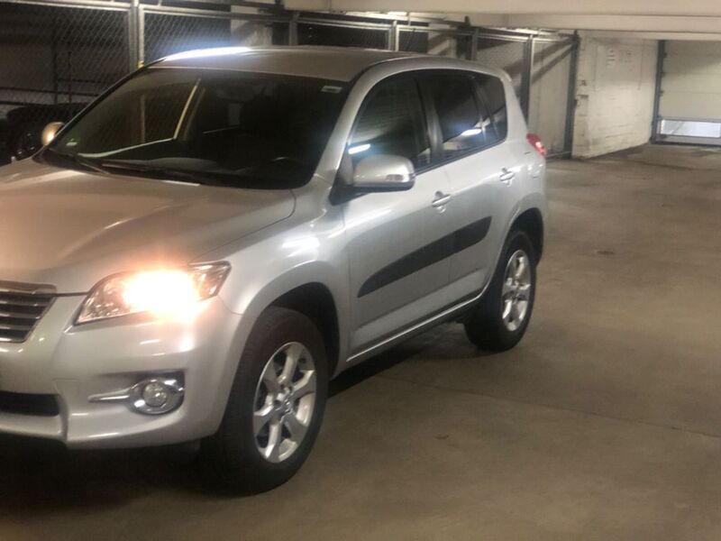 Silber Gebraucht 2011 Toyota RAV4 Multidrive S SUV | 10.990 € (Fairer Preis) - Bild 1/4