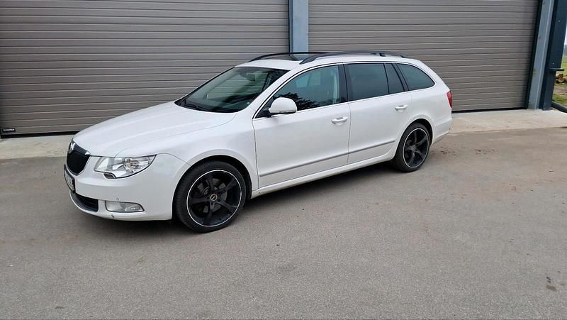 Weiß Gebraucht 2013 Skoda Superb Kombi | 8.750 € (Fairer Preis) - Bild 1/4