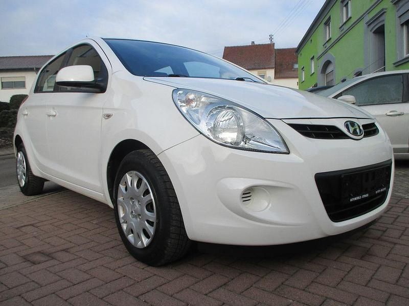 Weiß Gebraucht 2012 Hyundai i20 Limousine | 4.300 € (Fairer Preis) - Bild 1/4