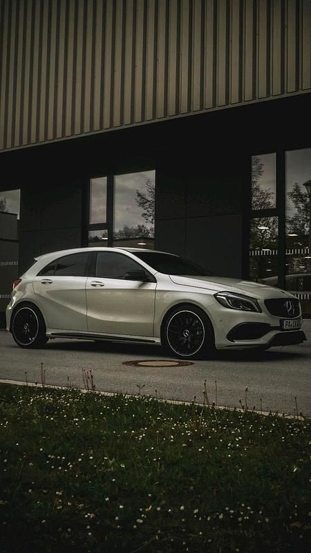 Weiß Gebraucht 2017 Mercedes A45 AMG AMG Limousine | 23.500 € (Fairer Preis) - Bild 1/4