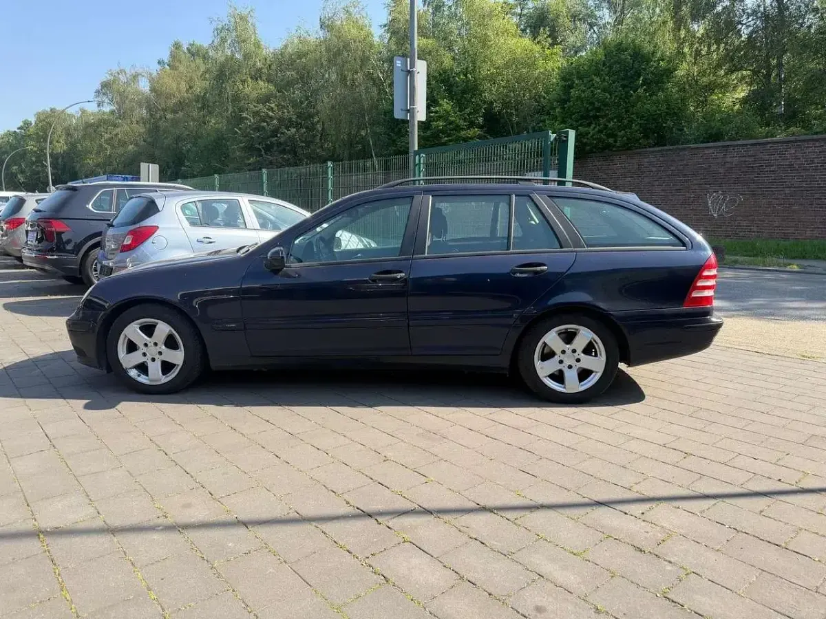 Gebraucht Mercedes C220 150 PS (110 kW) 2004 Tansanitblau  metalliclack Kombi