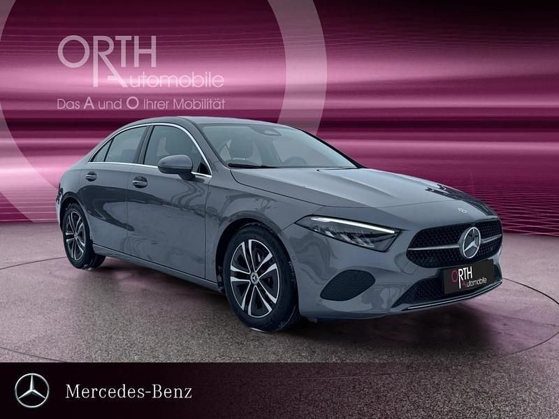 Gebraucht Mercedes A180 116 PS (85 kW) 2024 Mountaingrau metallic Limousine