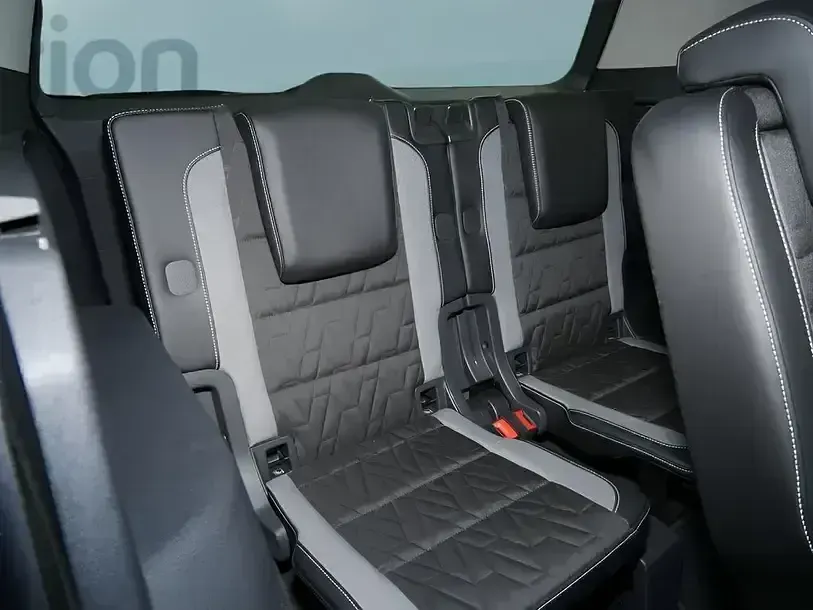 Gebraucht VW Touran 150 PS (110 kW) 2025 Silber Van / Kleinbus