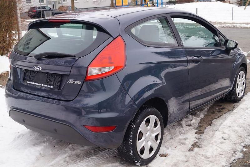 Gebraucht Ford Fiesta Champions Edition 82 PS (60 kW) 2012 Grau Limousine