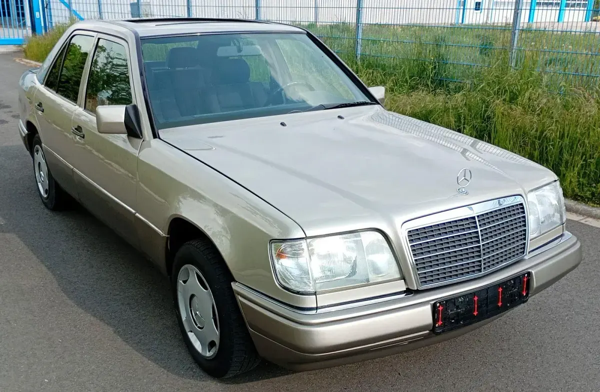 Gebraucht Mercedes 200 75 PS (55 kW) 1995 Silber Limousine