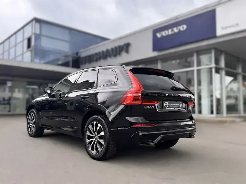 Gebraucht Volvo XC60 Plus 197 PS (144 kW) 2023 Onyxblackmetallic (metallic) SUV
