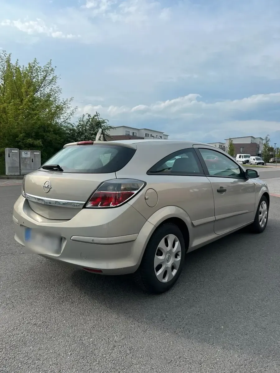 Gebraucht Opel Astra GTC 90 PS (66 kW) 2006 Silber Limousine