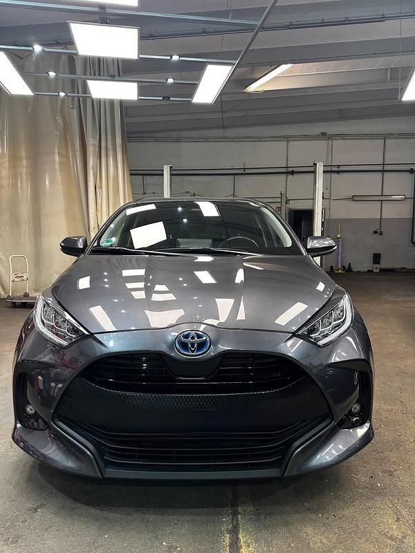 Grau Gebraucht 2022 Toyota Yaris Hybrid Team Kleinwagen | 15.000 € (Superpreis) - Bild 1/4