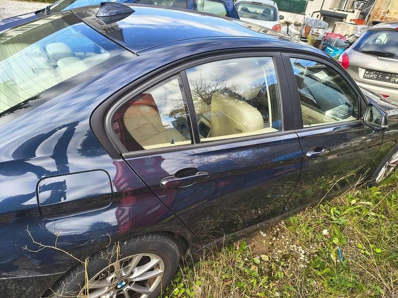 Gebraucht BMW 320 Luxury Line 184 PS (135 kW) 2012 Blau Limousine