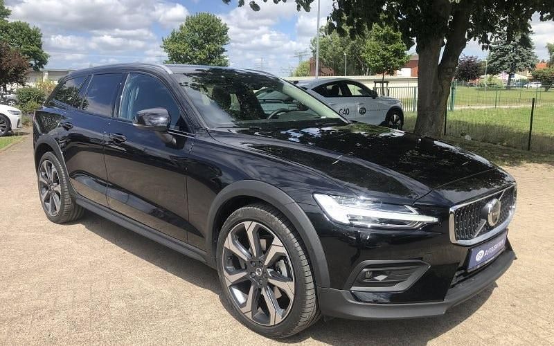 Gebraucht Volvo V60 CC Ultimate 197 PS (144 kW) 2024 Schwarz Kombi