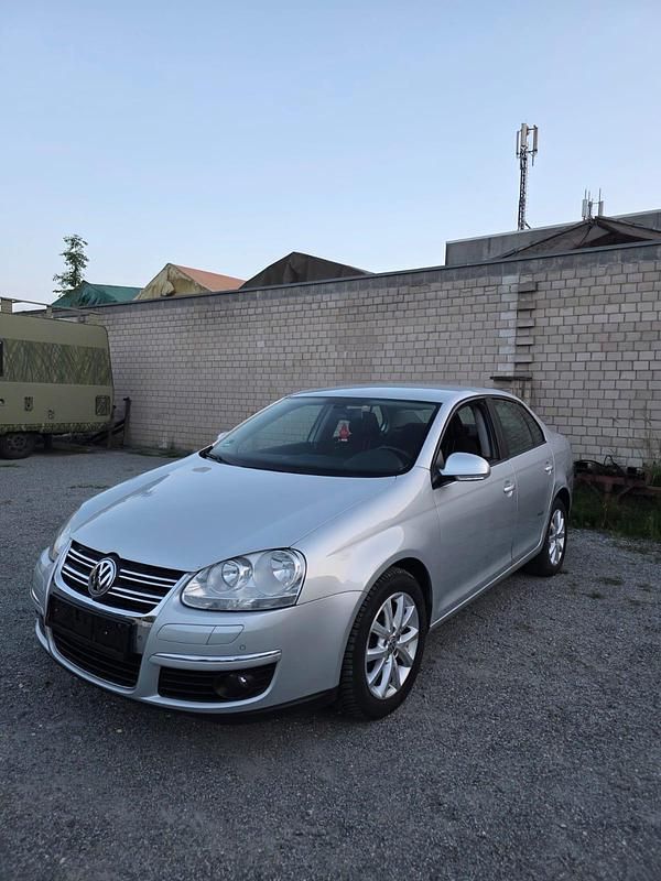 Grau Gebraucht 2010 VW Jetta Limousine | 3.999 € (Fairer Preis) - Bild 1/4