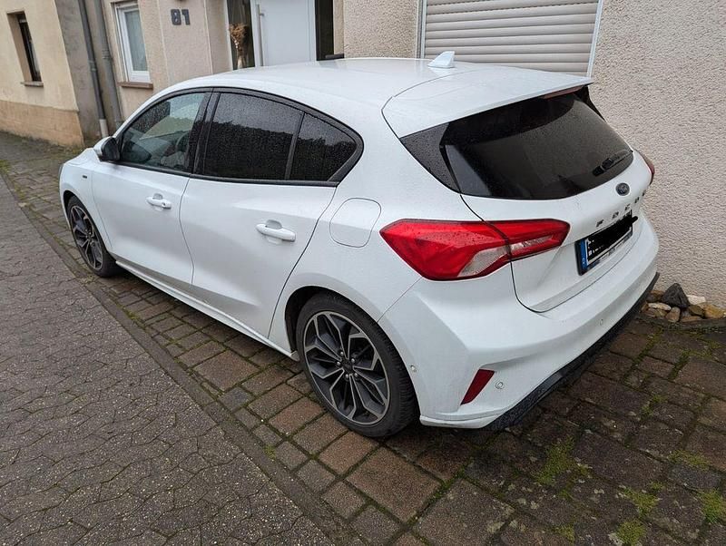 Gebraucht Ford Focus ST-Line 125 PS (91 kW) 2019 Weiß Limousine