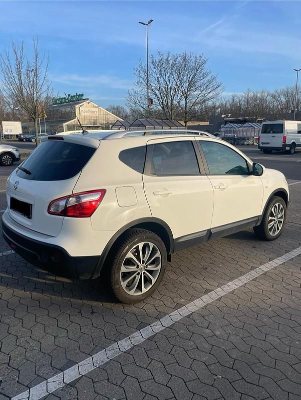 Weiß Gebraucht 2011 Nissan Qashqai Tekna SUV | 7.500 € (Fairer Preis) - Bild 1/4