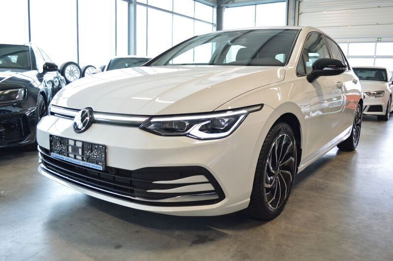Weiß Gebraucht 2022 VW Golf VIII Active Limousine | 21.380 € (Guter Preis) - Bild 1/4