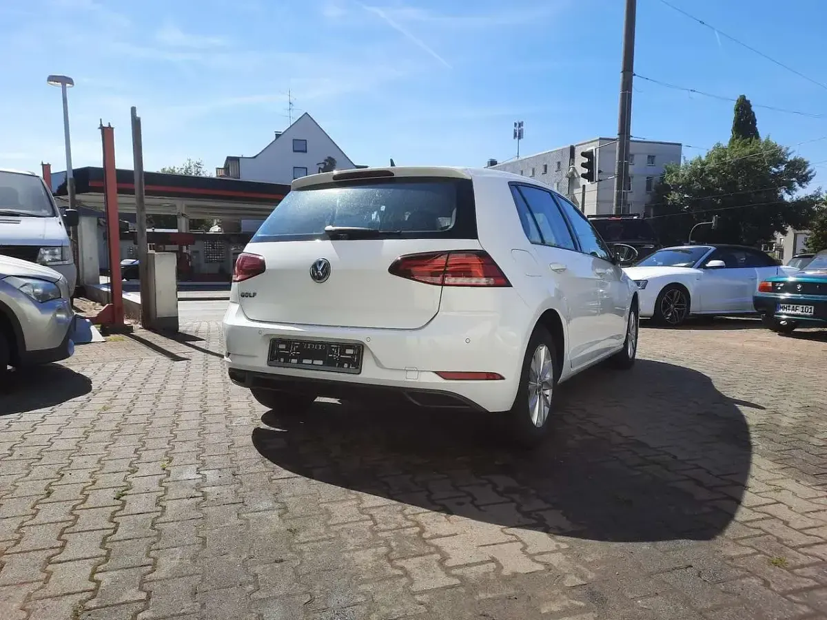 Gebraucht VW Golf VII Trendline 116 PS (85 kW) 2019 Pure white Kleinwagen