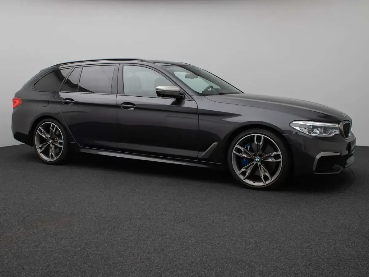 Gebraucht BMW 550 400 PS (294 kW) 2020 Sophistograu brillanteffekt a Kombi