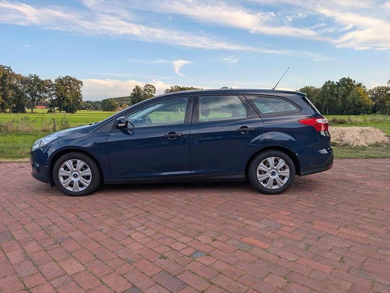 Gebraucht Ford Focus Trend 101 PS (74 kW) 2014 Blau Kombi