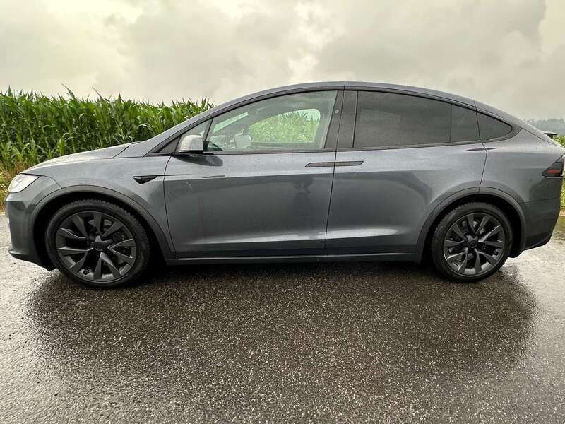 Grau Gebraucht 2022 Tesla Model X Plaid SUV | 79.800 € (Teuer) - Bild 1/4