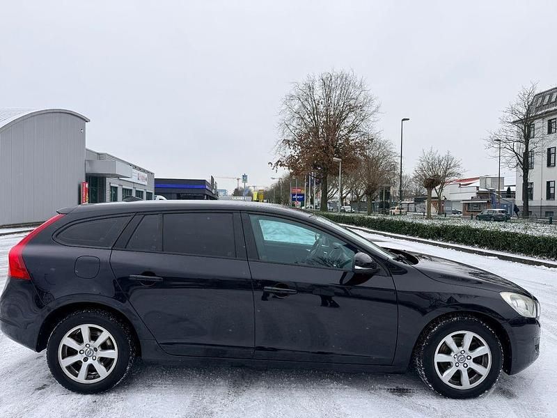Schwarz Gebraucht 2011 Volvo V60 Kinetic Kombi | 5.600 € (Fairer Preis) - Bild 1/4