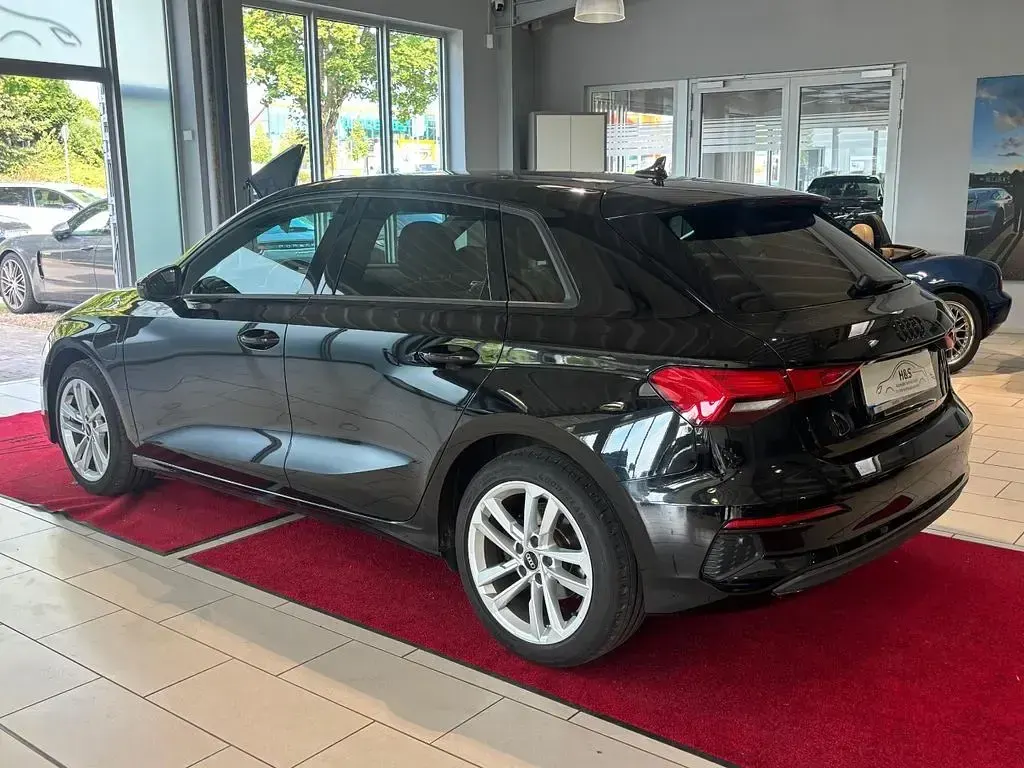 Gebraucht Audi A3 Sportback e-tron Basis 150 PS (110 kW) 2022 Brillantschwarz Kleinwagen