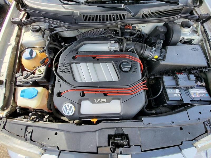 Second-hand VW Bora Highline 150 CP (110 kW) 2000 Argintiu Berlinǎ