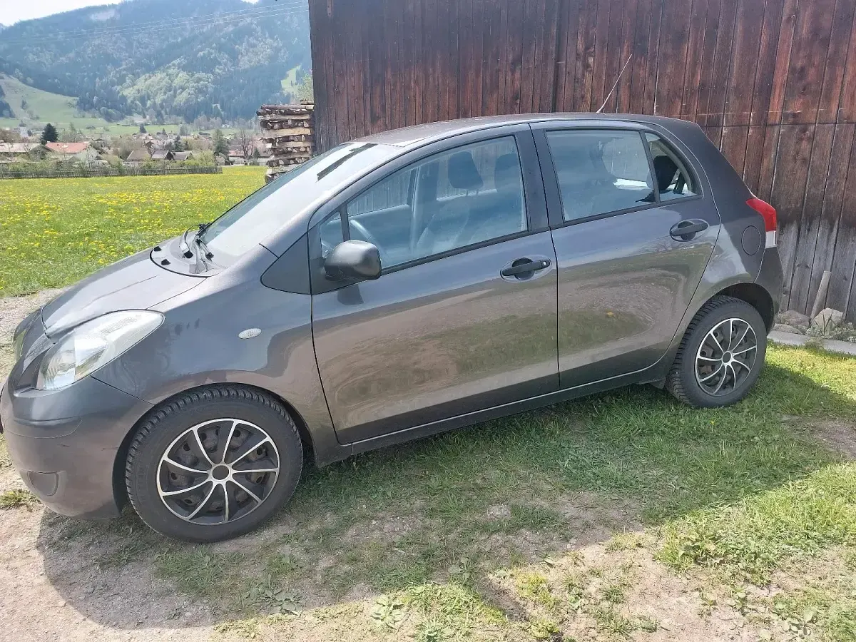Gebraucht Toyota Yaris 101 PS (74 kW) 2009 Grau Kleinwagen