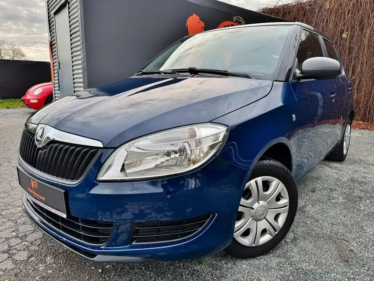Używany Skoda Fabia 60 KM (44 kW) 2015 Niebieski Sedan/Limuzyna